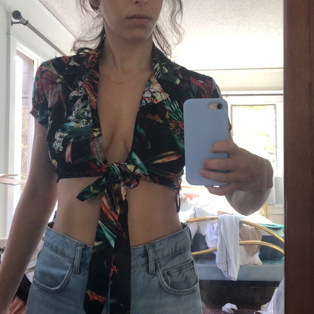 Eccentric Patterned Collared Crop Top - image 6